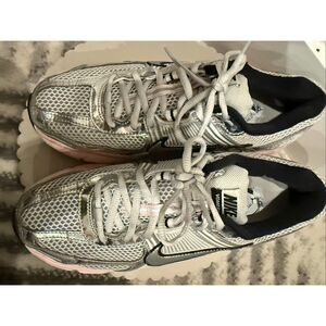 Nike Women's Zoom Vomero 5 Running Shoes Low Top Sneakers Silver Pink Size 7.5